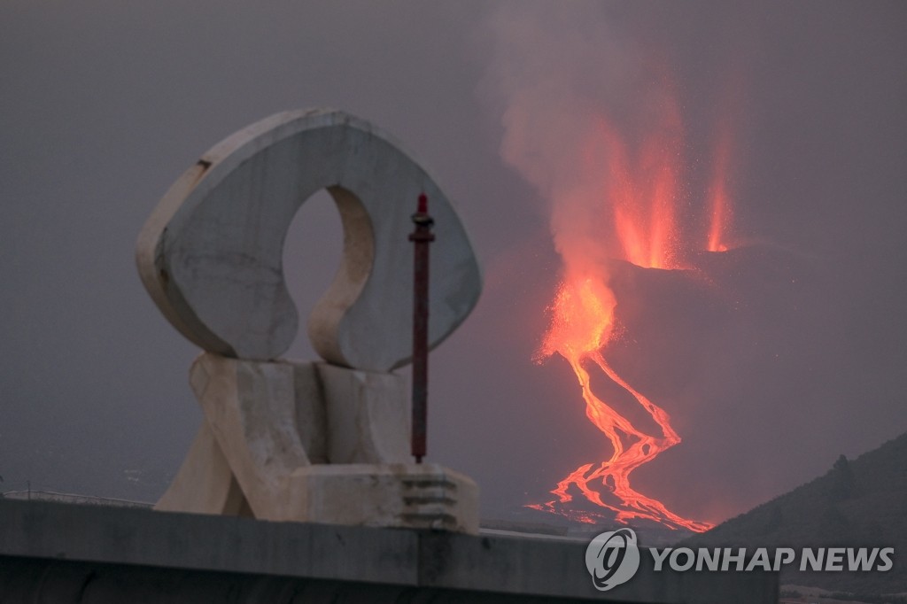 열흘째 분출 지속하는 스페인 라팔마섬 화산