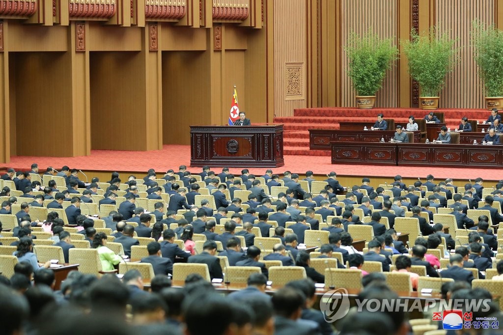 2일차 최고인민회의에서 시정연설하는 김정은