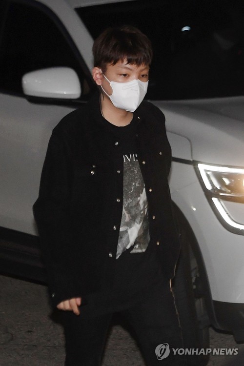 '무면허·경찰 폭행' 래퍼 노엘 경찰 출석