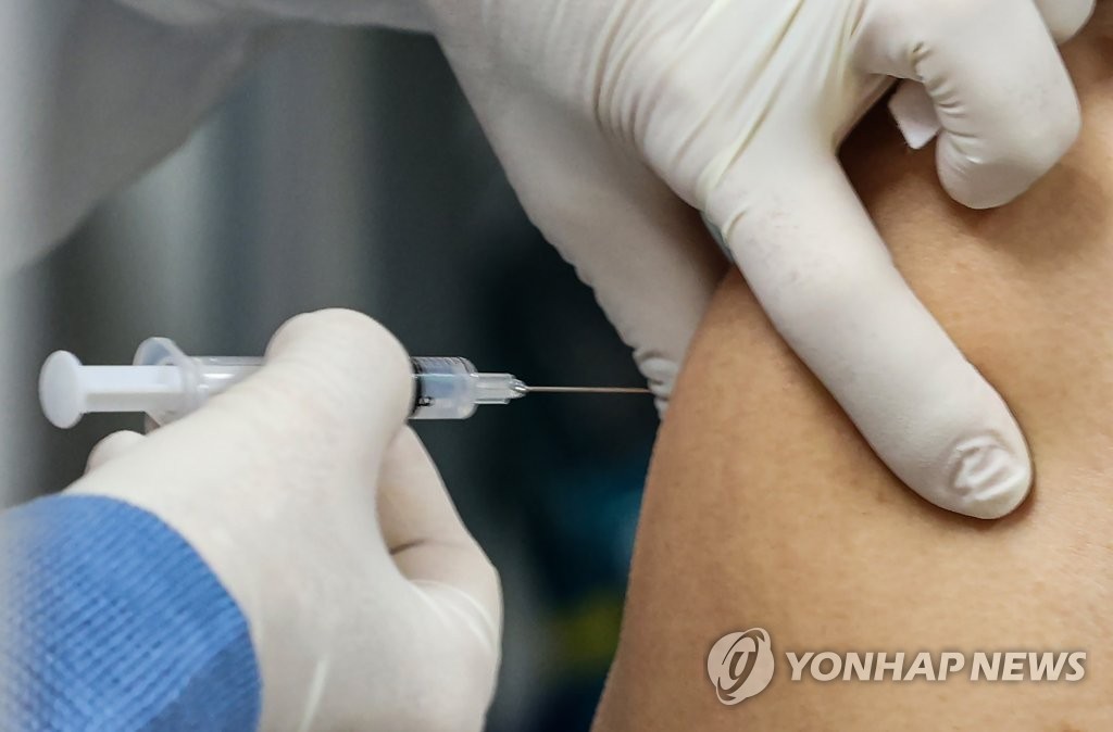 "얀센 접종자도 mRNA 백신으로 추가접종…12월 이전 계획 발표"