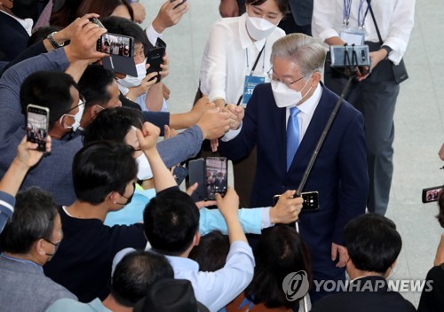 지지자들과 인사 하는 이재명 후보