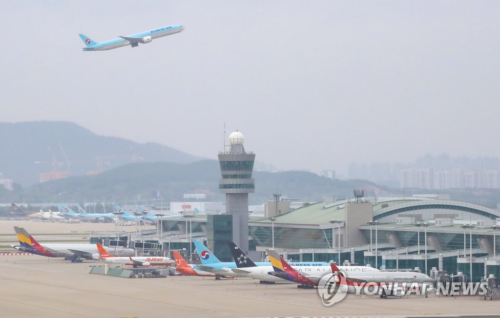 An airplane flies over Incheon International Airport, west of Seoul, in the Oct. 4, 2021, file photo. (Yonhap)