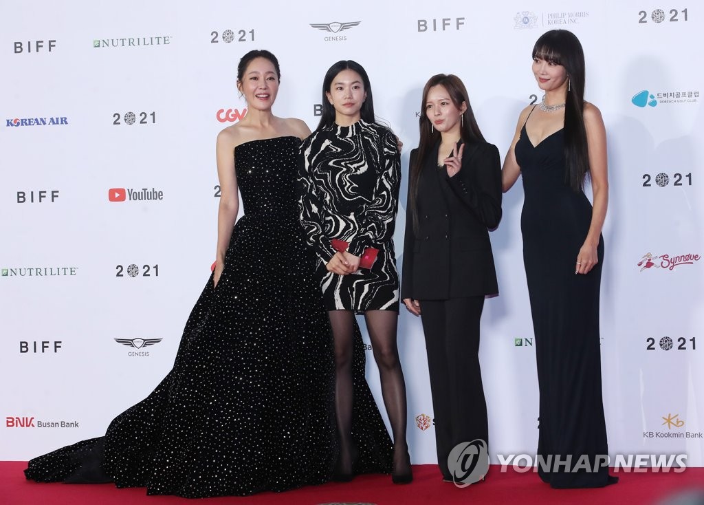 포즈 취하는 배우들