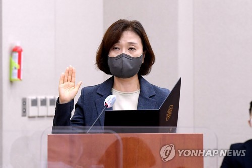 선서하는 강민아 감사원장 권한대행