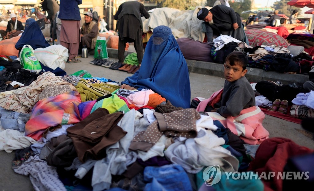 부르카 입고 중고 옷 파는 아프간 노점 여성