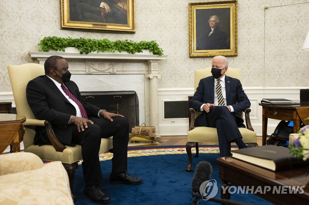 케냐 대통령과 정상회담 하는 바이든 미 대통령