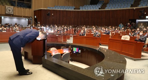 인사하는 이재명 후보