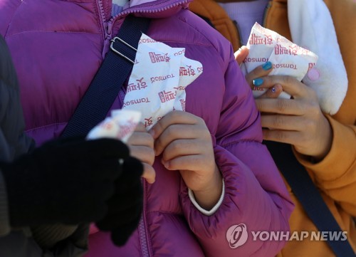 갑자기 추워진 날씨에 핫팩 쥔 아이들