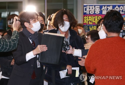 검찰 호송차로 향하는 남욱 변호사