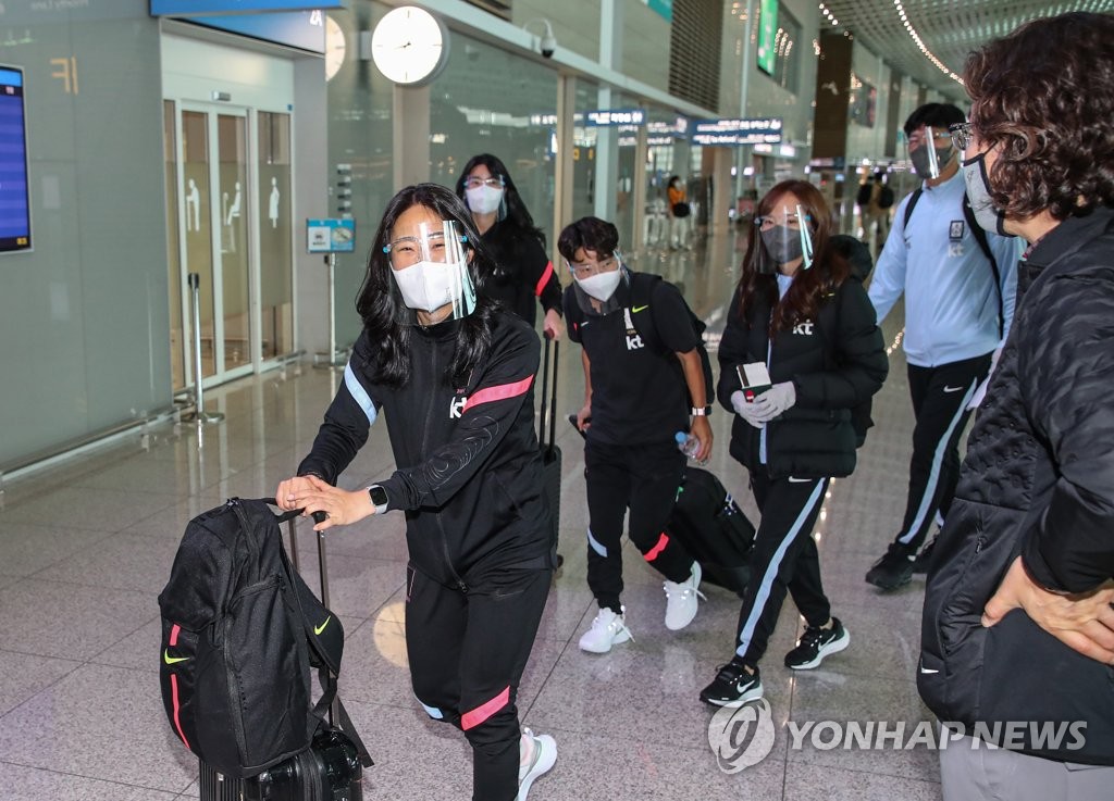 S. Korean female footballers head for U.S. S. Korean female footballers head for U.S.