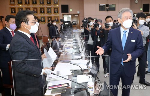 국정감사장 김용판 의원과 이재명 경기지사