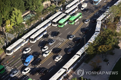 서울광장 주변에 설치된 경찰 차벽