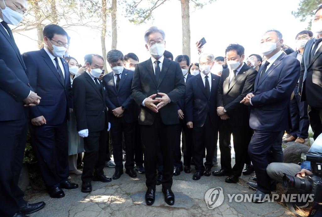 전두환 비석 밟는 이재명 "윤 후보는?"