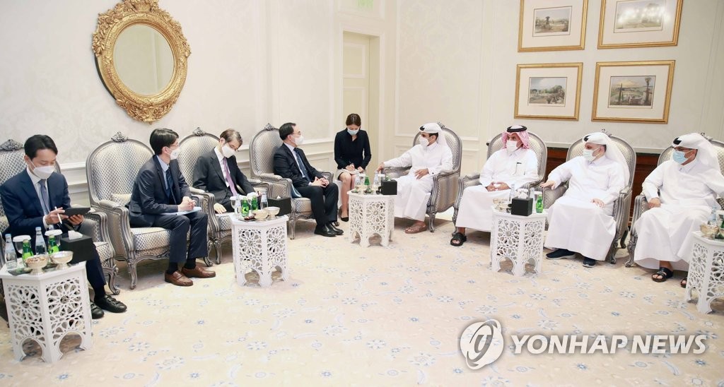 وزير التجارة الكوري الجنوبي يجتمع مع وزير الدولة لشؤون الطاقة القطري وزير التجارة الكوري الجنوبي يجتمع مع وزير الدولة لشؤون الطاقة القطري