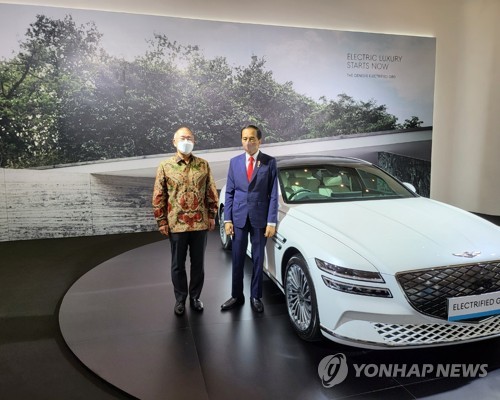 제네시스 전기차 G80 옆에 선 조코위 대통령과 정의선