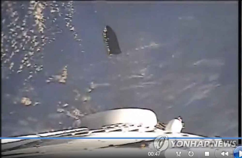 落下するダミー衛星のカバー 落下するダミー衛星のカバー