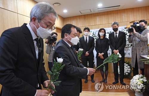 조문하는 유영민 대통령 비서실장
