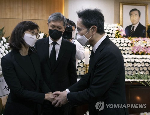 조문하는 이재용 삼성전자 부회장