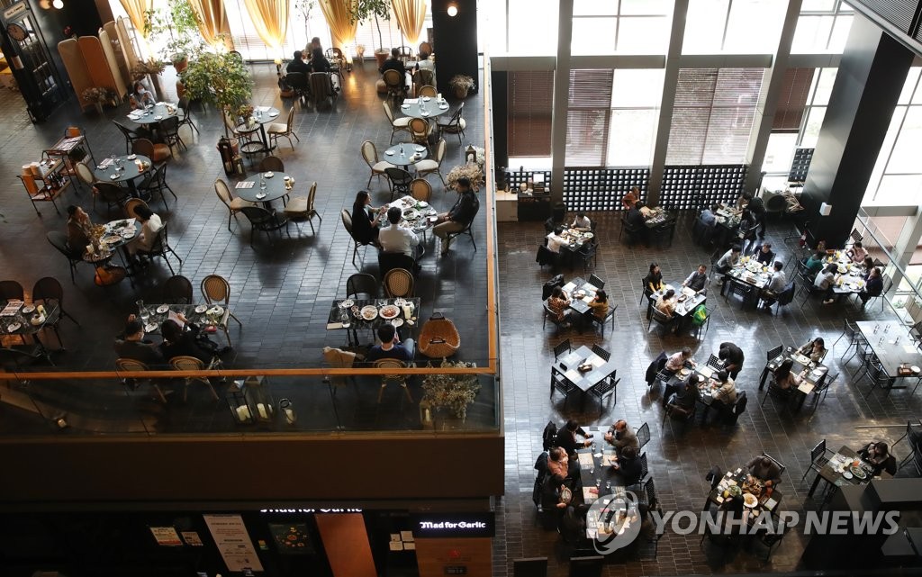 위드 코로나 시행 첫 날인 지난 1일 서울 종로의 한 식당가