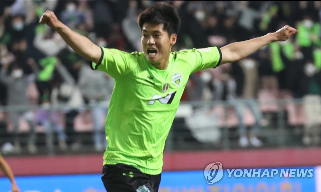 Ryu Jae-moon of Jeonbuk Hyundai Motors celebrates his goal against Ulsan Hyundai FC during the clubs' K League 1 match at Jeonju World Cup Stadium in Jeonju, some 240 kilometers south of Seoul, on Nov. 6, 2021. (Yonhap)
