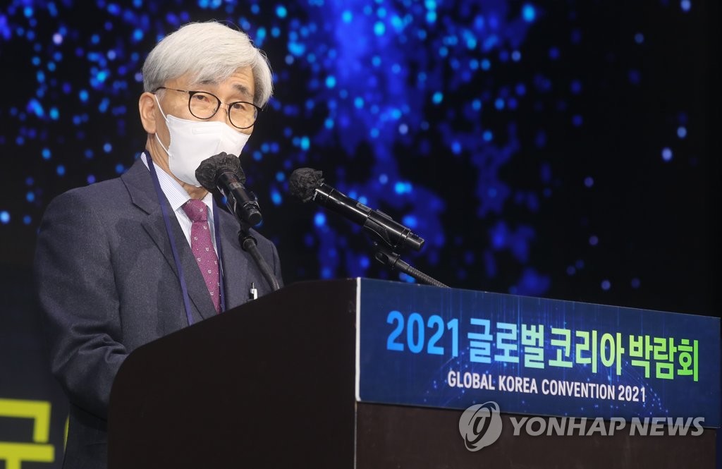 Jung Hae-gu, chairman of the National Research Council for Economics, Humanities and Social Sciences, delivers an opening speech for the 2021 Global Korea Convention at a hotel in Seoul on Nov. 15, 2021. (Yonhap)