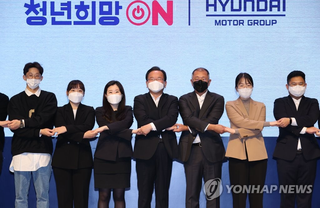 Prime Minister Kim Boo-kyum (4th from L), Hyundai Motor Group Chairman Euisun Chung (5th from L) and other participants pose for a photo during the "Youth Hope ON" event at Hyundai Motor Studio in Goyang, northwest of Seoul, on Nov. 22, 2021. (Yonhap)