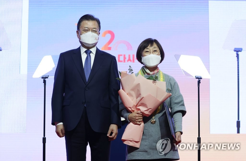 최영미 대한민국 인권상 수상자와 기념촬영하는 문재인 대통령