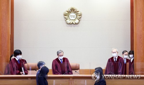 심판정 들어서는 헌재소장과 재판관들