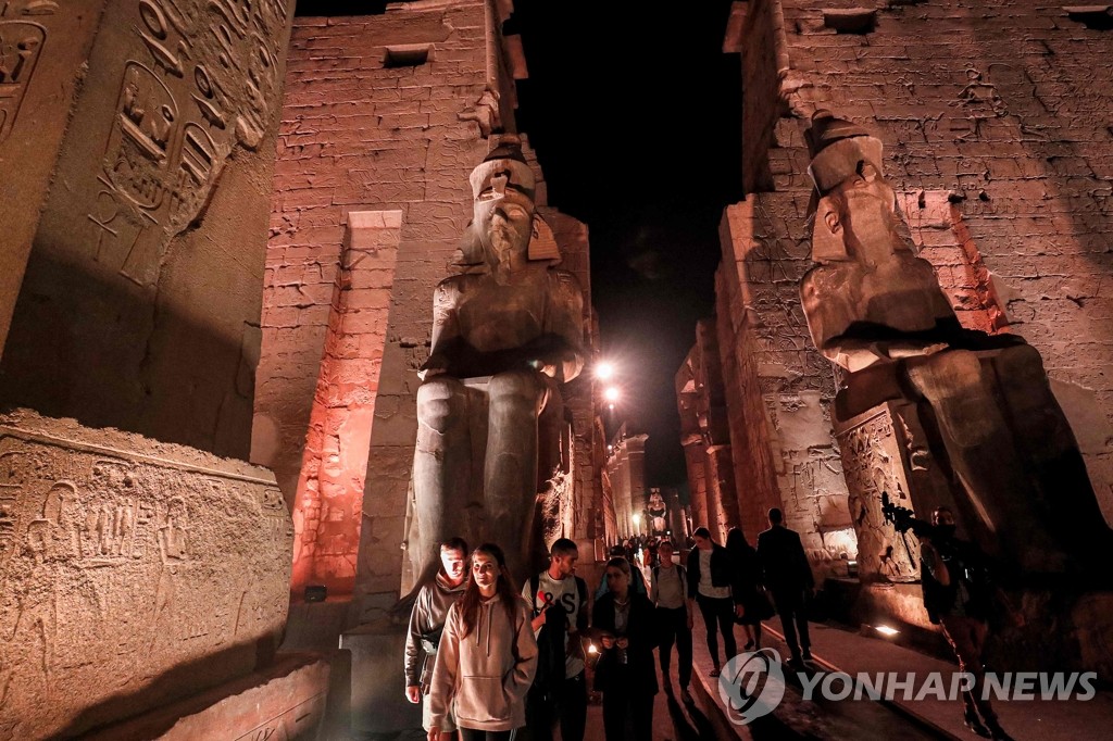 이집트 룩소르 신전 '숫양 도로' 관람하는 방문객들