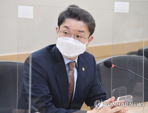 발언하는 이억원 차관