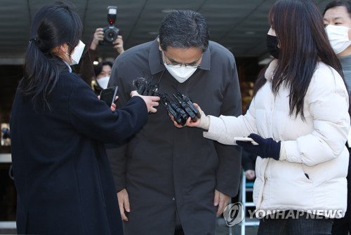고개 숙인 곽상도 전 의원