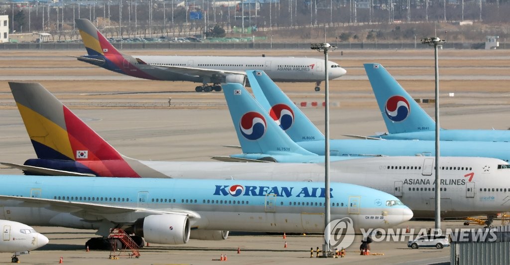 인천국제공항 주기장에 있는 대한항공과 아시아나항공 항공기.[연합뉴스 자료사진]