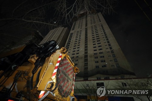 광주 붕괴사고 현장에 도착한 해체 크레인