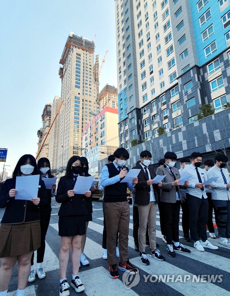 Students rally for safe society Students rally for safe society