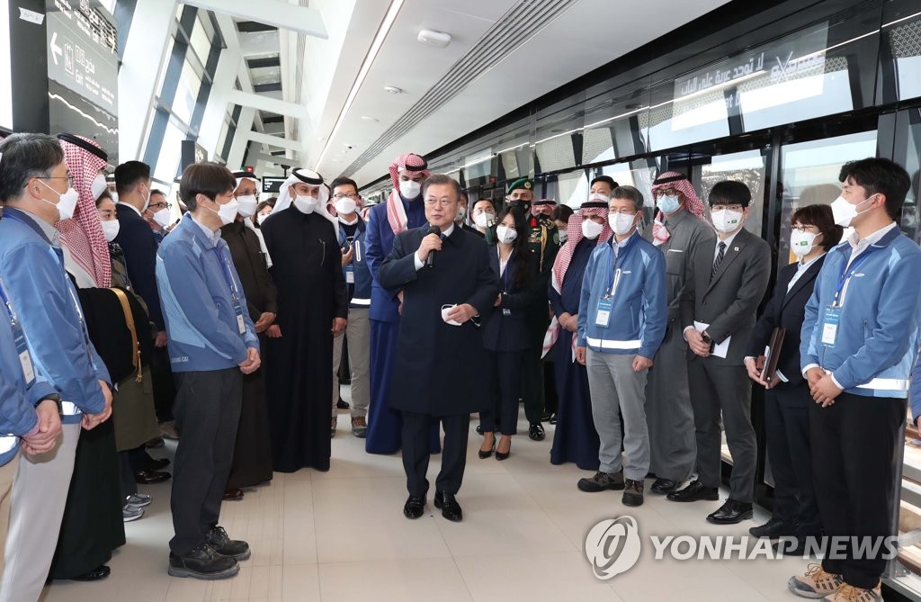 South Korean President Moon Jae-in (C) speaks during a visit to the Princess Nora University subway station being constructed by South Korean builder Samsung C&T Corp. in Riyadh, the capital of Saudi Arabia, on Jan. 19, 2022, to encourage South Korean workers there. (Yonhap)