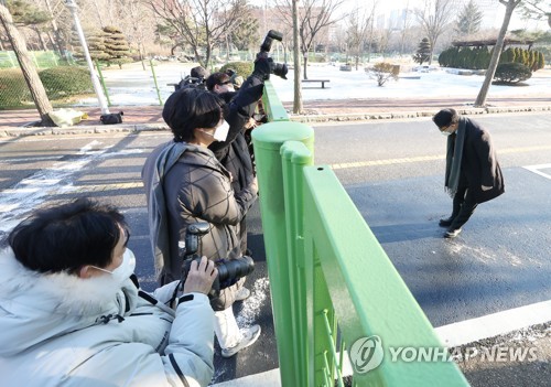 인사하는 공수처장