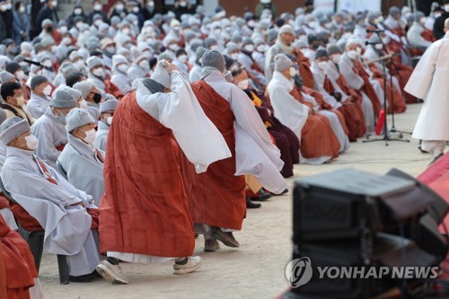 송영길 사과 입장 반발하며 자리 떠나는 승려들