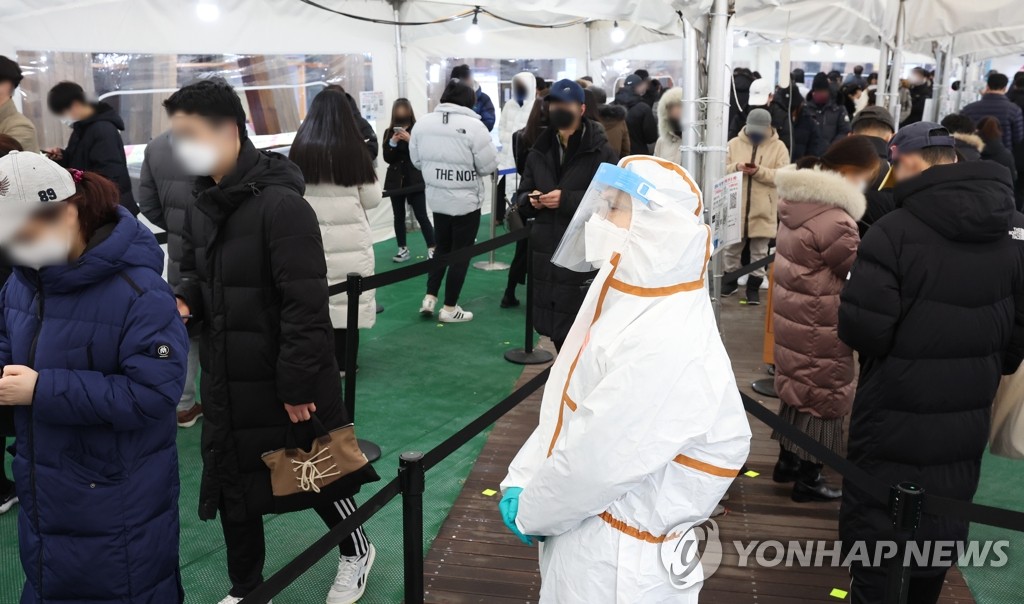 오미크론 확산 현실화, 붐비는 선별진료소