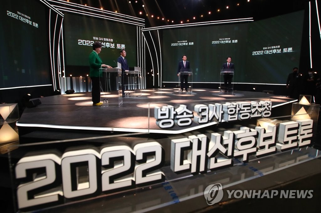 대선후보 토론 리허설 준비하는 후보들