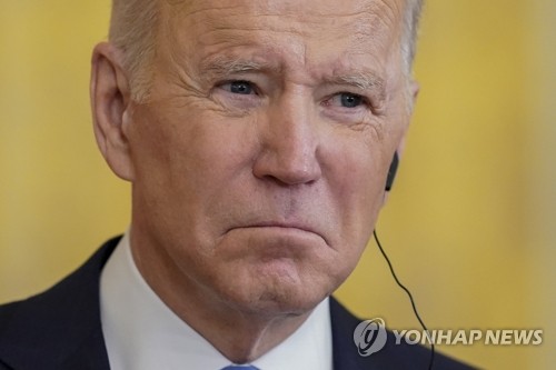 숄츠 독일 총리와 공동 기자회견서 이어폰 낀 바이든
