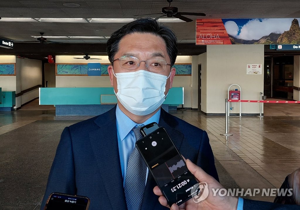 취재진 질문 답하는 노규덕 한반도평화교섭본부장