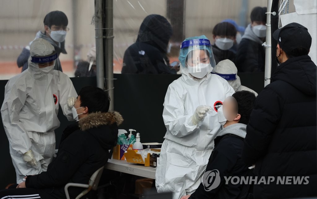 신속항원검사 받는 시민들