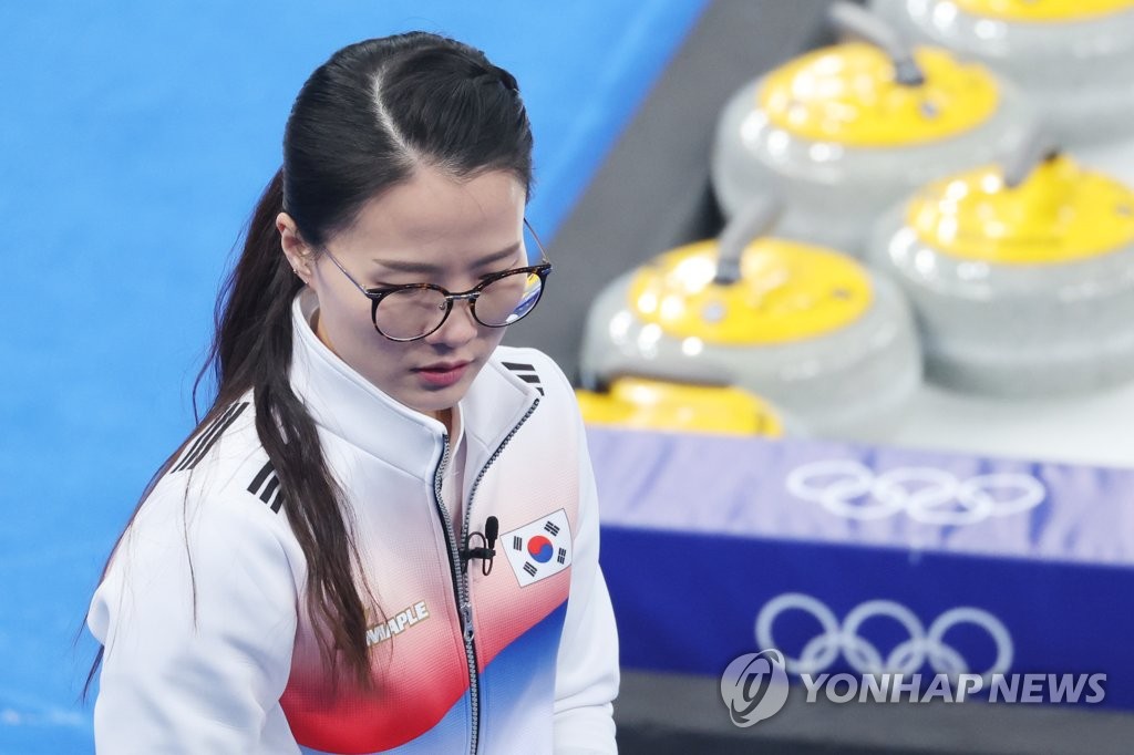 South Korean skip Kim Eun-jung leaves the National Aquatics Centre in Beijing after losing to Switzerland 8-4 in a women's curling round-robin game at the Beijing Winter Olympics on Feb. 16, 2022. (Yonhap)