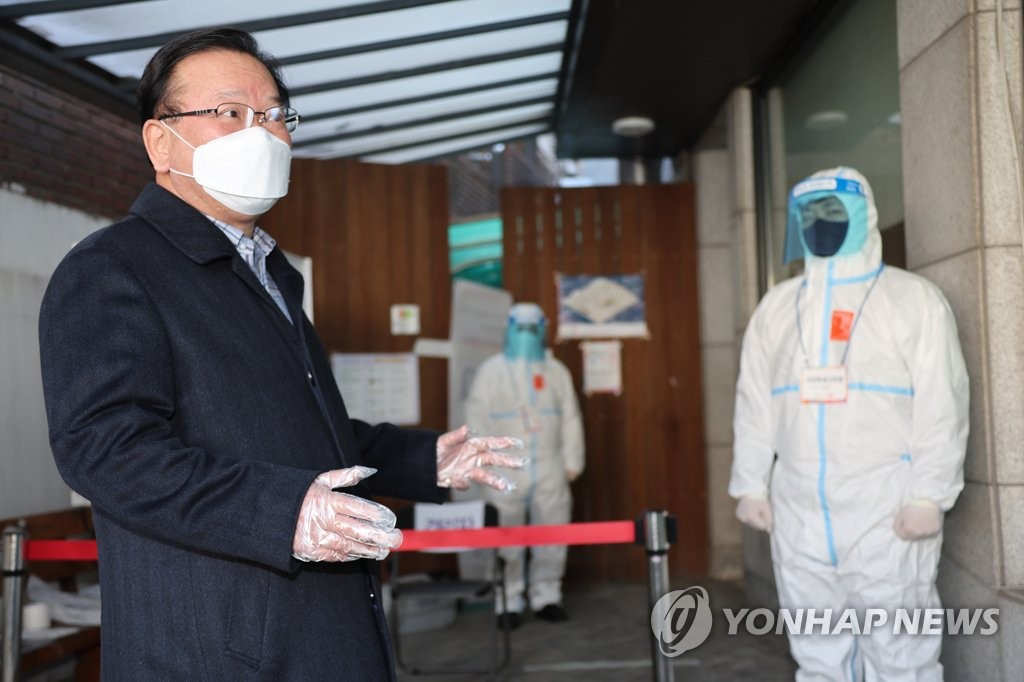 투표용지 기다리는 김부겸 총리
