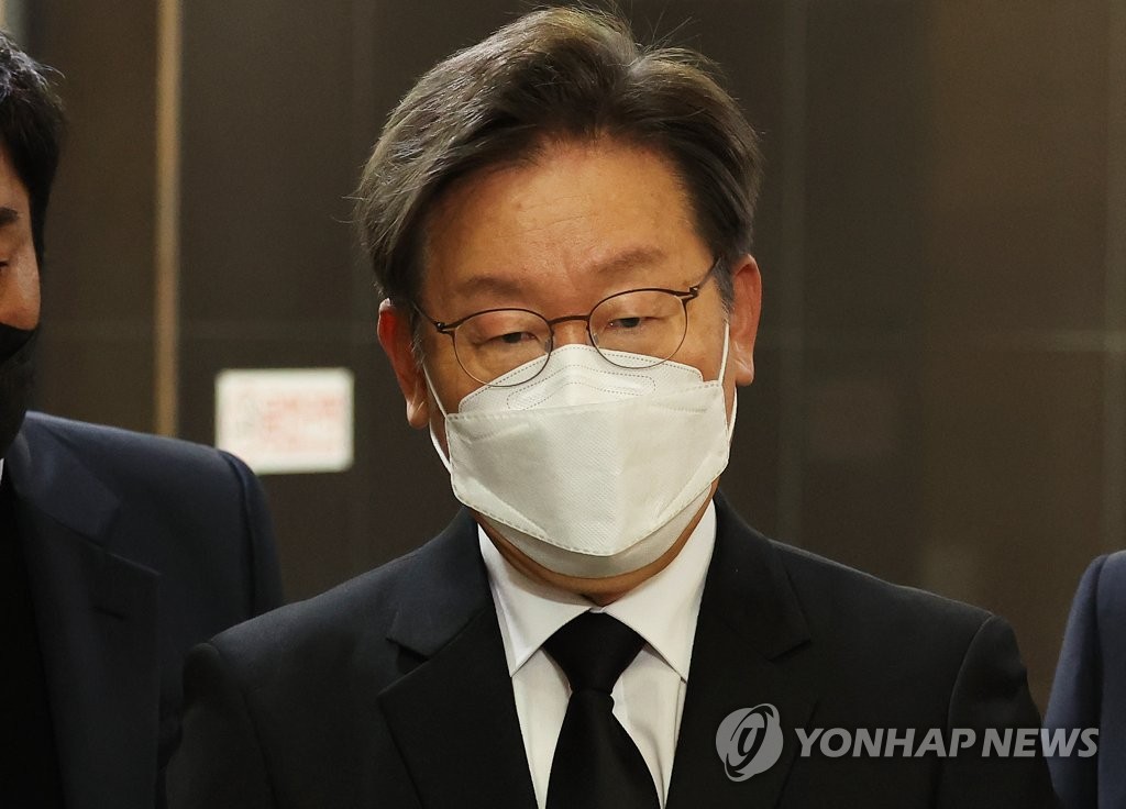 This file photo taken on March 16, 2022, shows Lee Jae-myung, former presidential candidate of the ruling Democratic Party, leaving a funeral hall in Pyeongtaek, Gyeonggi Province. (Yonhap)