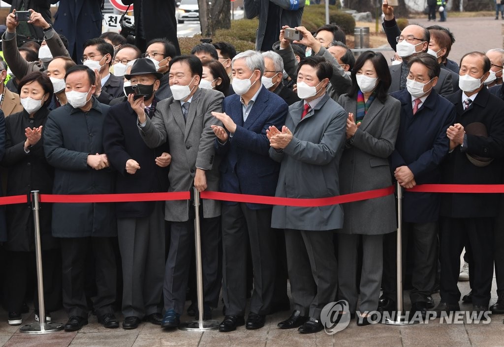 박 전 대통령 맞이하는 지지자들