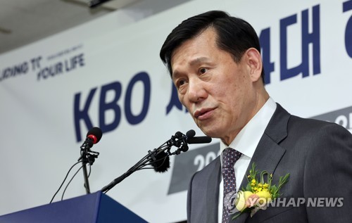 취임식서 취재진 질문에 답하는 허구연 KBO 총재
