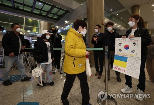 우크라이나를 탈출한 고려인 기다리는 동포들