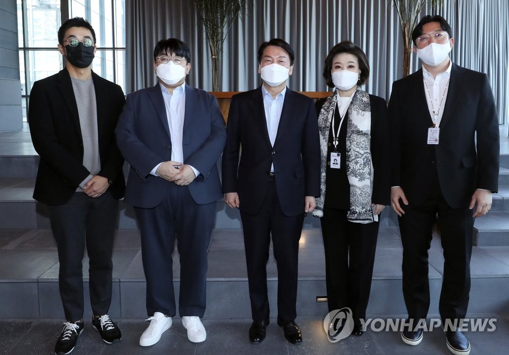 하이브 찾아 기념촬영하는 안철수 위원장