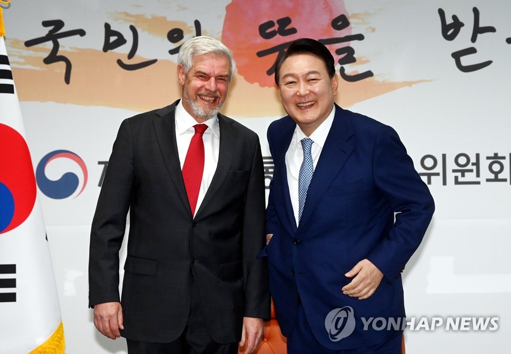 President-elect Yoon Suk-yeol (R) poses with German Ambassador to South Korea Michael Reiffenstuel at his office in Seoul on April 6, 2022. (Pool photo) (Yonhap)